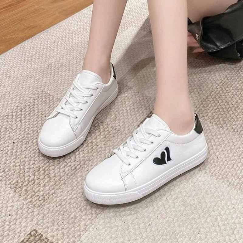 

New Sports White Shoes Flat Bottomed Heart-shaped Board Shoes Fashion Versatile Women's Casual Shoes