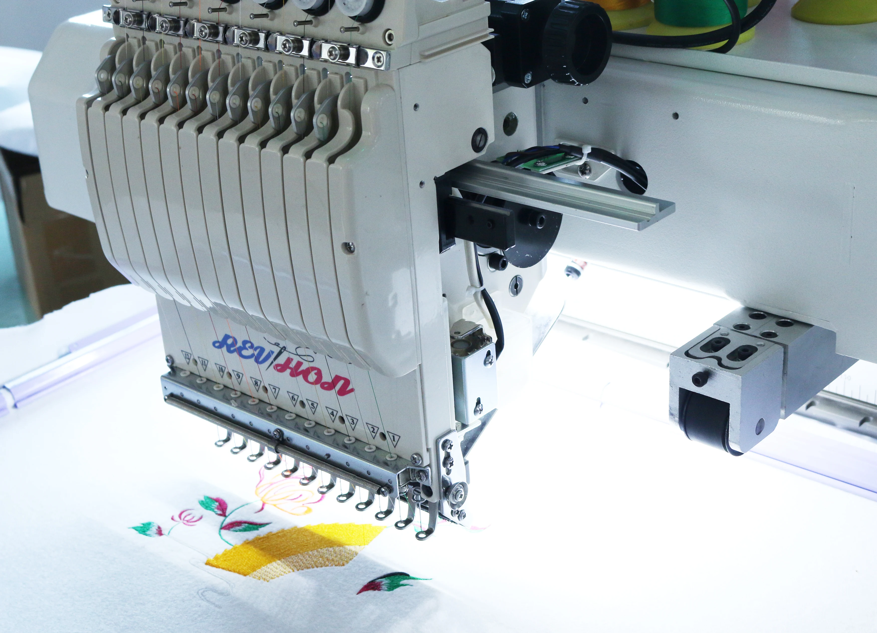 OEM مخصص جديد رئيس واحد Broderie Mquinas De Bordado تي شيرت الملابس قبعة آلة التطريز مع 12/15 الإبر