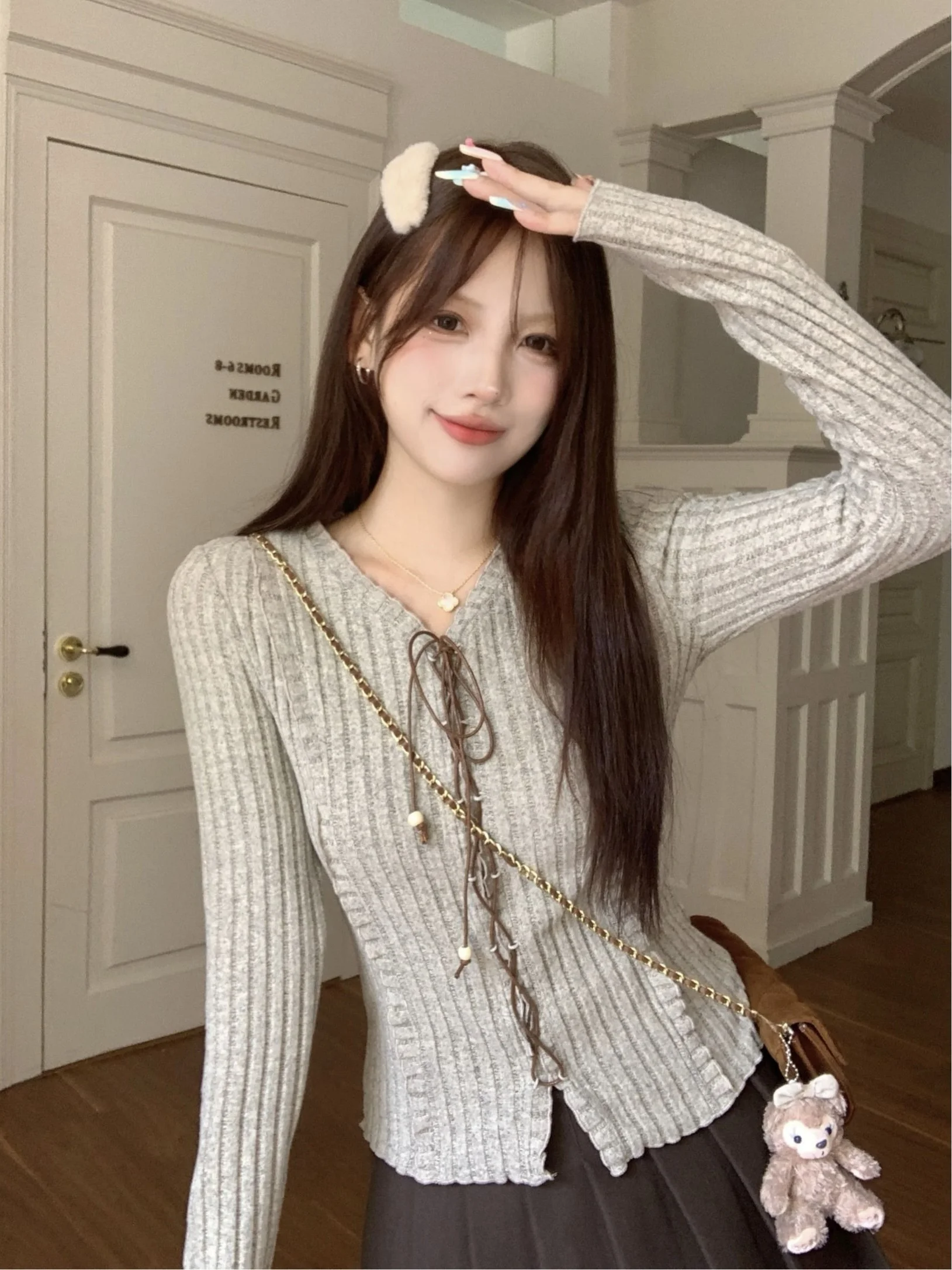 Retro American Knitted Long Sleeve V-Neck Women's Slim Fit Top with Belt Design Autumn Outerwear Fashionable Base Shirt
