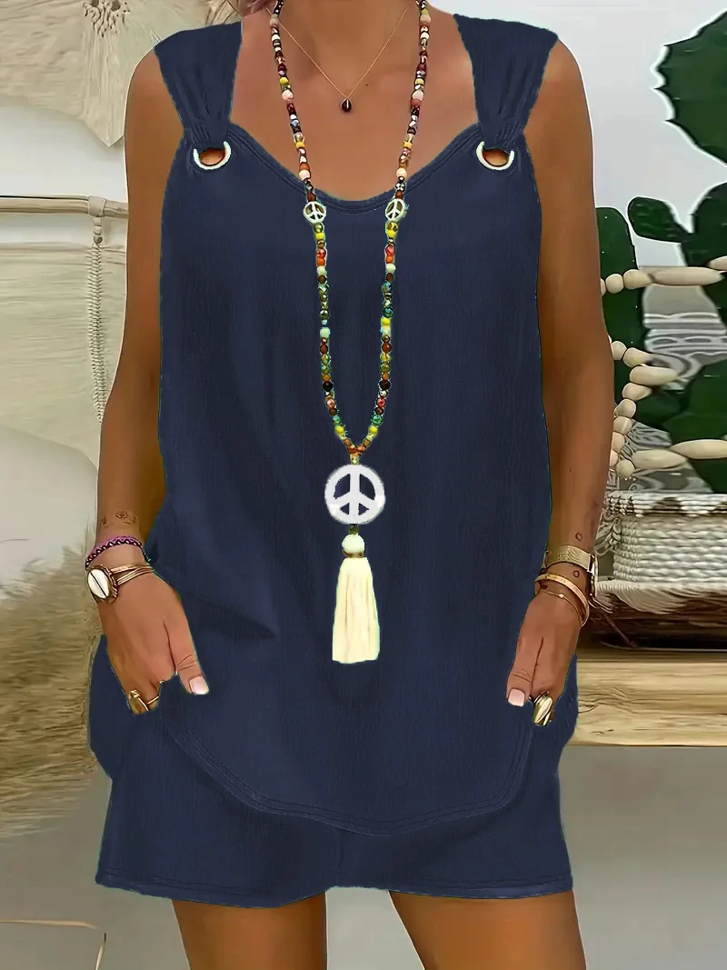 

Женский однотонный и простой комплект из двух предметов: повседневный жилет и шорты.