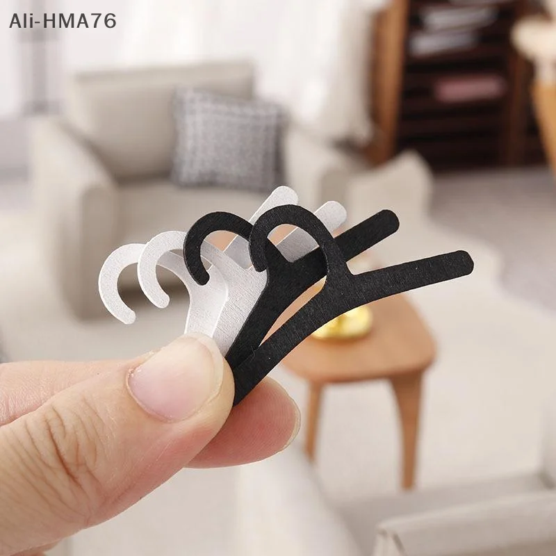 

(YY)10Pcs 2025 1:12 Dollhouse Miniature Furniture Wood White Black Doll Clothes Rack Toy for 15/20cm Doll Dollhouse Accessories