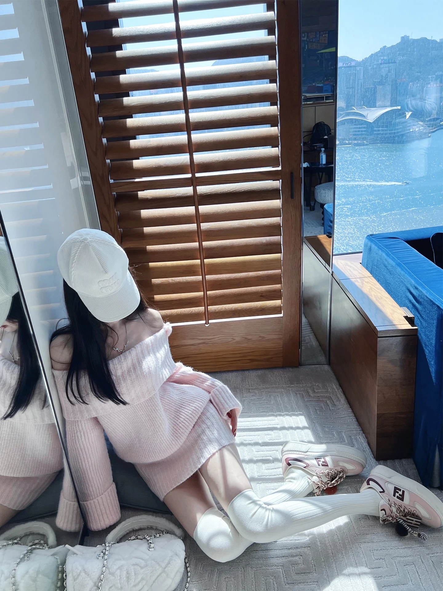 

Элегантное шерстяное и кашемировое платье-свитер от Xiong Xiong Wu с многофункциональным дизайном, подчеркивающим красоту плеч, мягкое, с H-образным вырезом и длинными рукавами