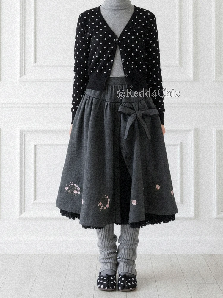 REDDACHiC Kawaii Spódnica Jeansowa Damska z Kokardą, Haftowane Kwiaty, Zapinana na Guziki, Elastyczna Talia, Długa Spódnica w Stylu Mori, Do Noszenia na Co Dzień