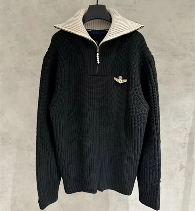 

Индивидуальная новая мужская одежда в Европе и Америке на зиму 2025 года. Черный вязаный свитер с длинными рукавами и лацканами.