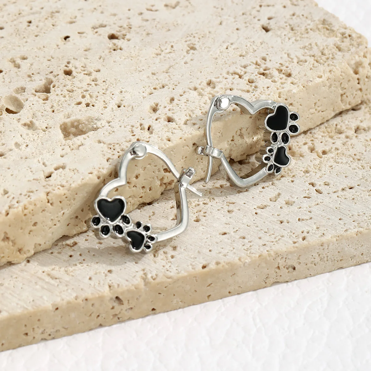 A Pair of Creative New Cat and Dog Footprint Earrings, Simple and Fashionable Oil Dripping Cute Little Animal Love Earrings Whol