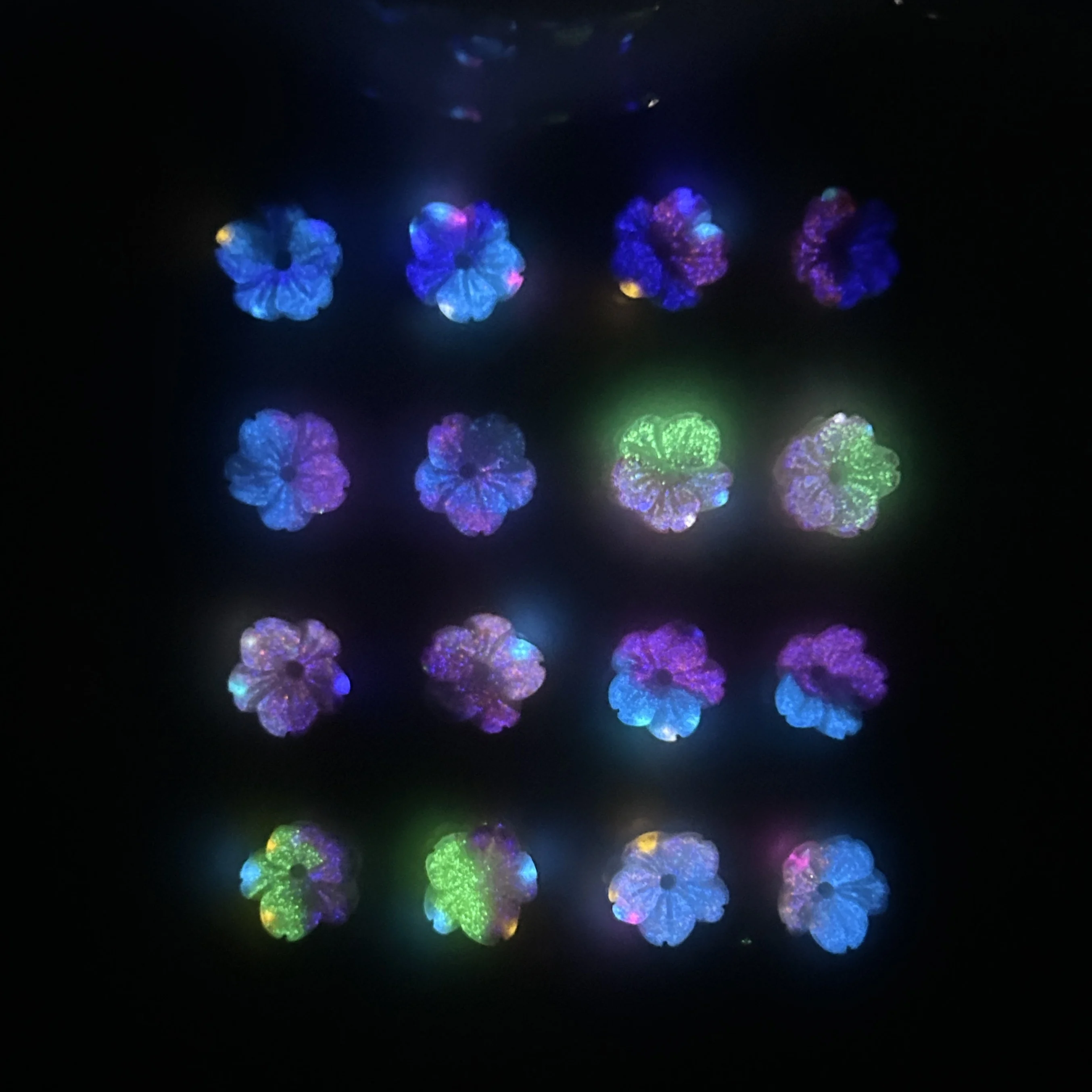 50 SZTUK Słodkie Błyszczące Pięciopłatkowe Żywiczne Ozdoby do Paznokci 3D Gradient Kolorowe Świecące Kwiaty Dekoracje do Paznokci DIY