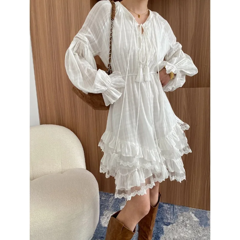 Primavera rendas até cintura emenda vestido branco em camadas irregulares