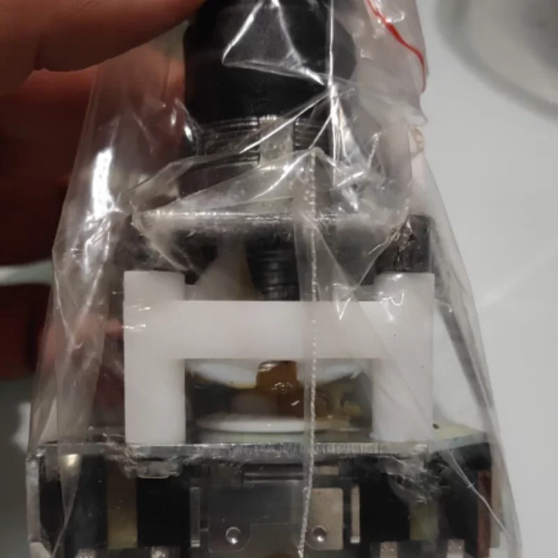 Nuovo originale interruttore a bilanciere resistente alla corrosione ad alta precisione 077M2T2TX44 utilizzato per il controllo elettrico