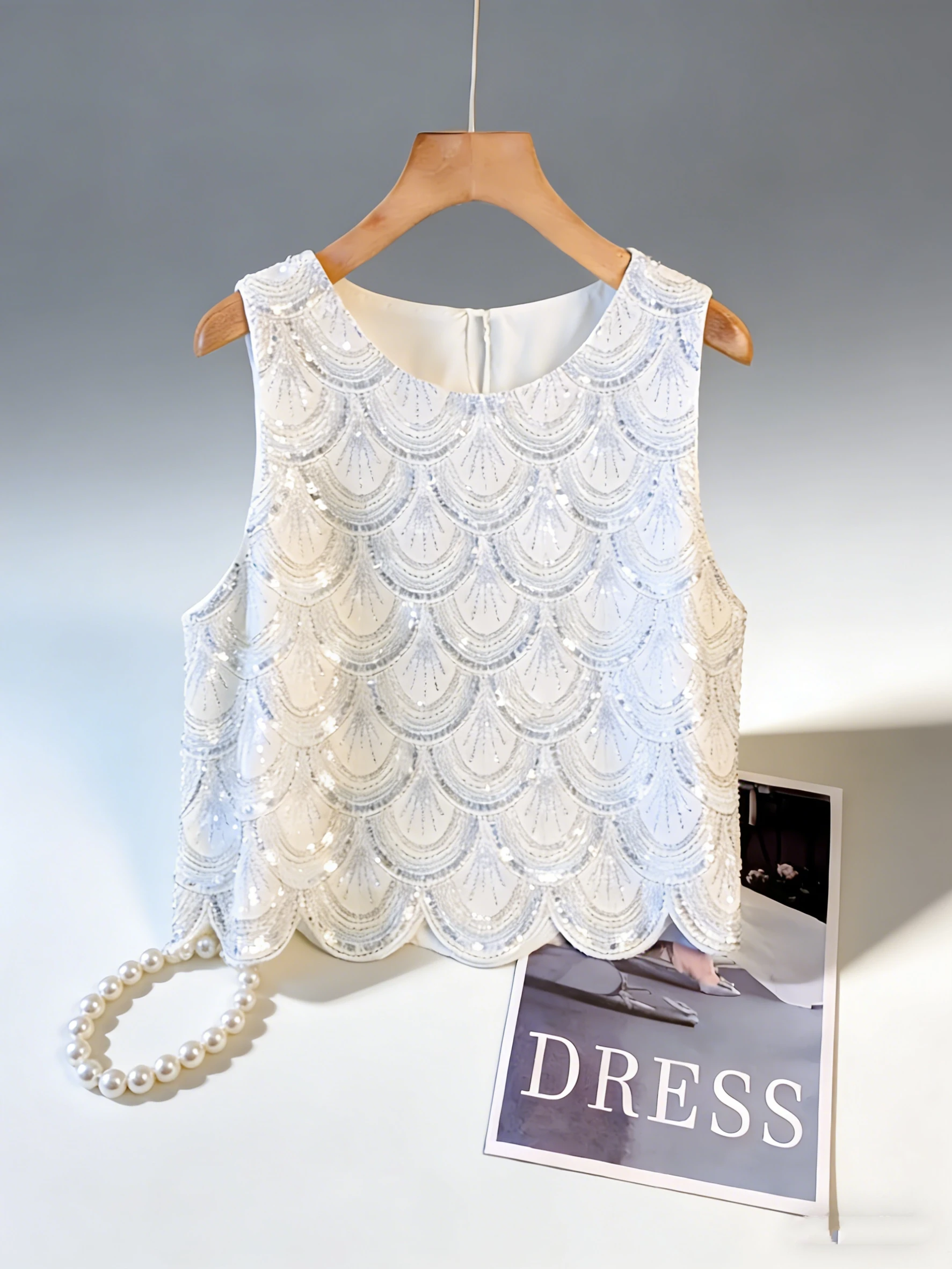 Top elegante e moderno para festas - camisa sem mangas com lantejoulas brilhantes, perfeita para uso diário - design texturizado.