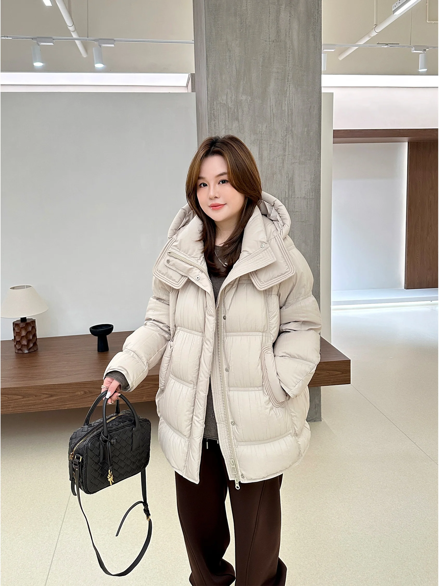 

Коллекция JoJo Private: Новая утепленная куртка-пуховик с капюшоном и ушками, 90% натурального пуха, приталенный крой, 3D-эффект, из полиэфирного волокна