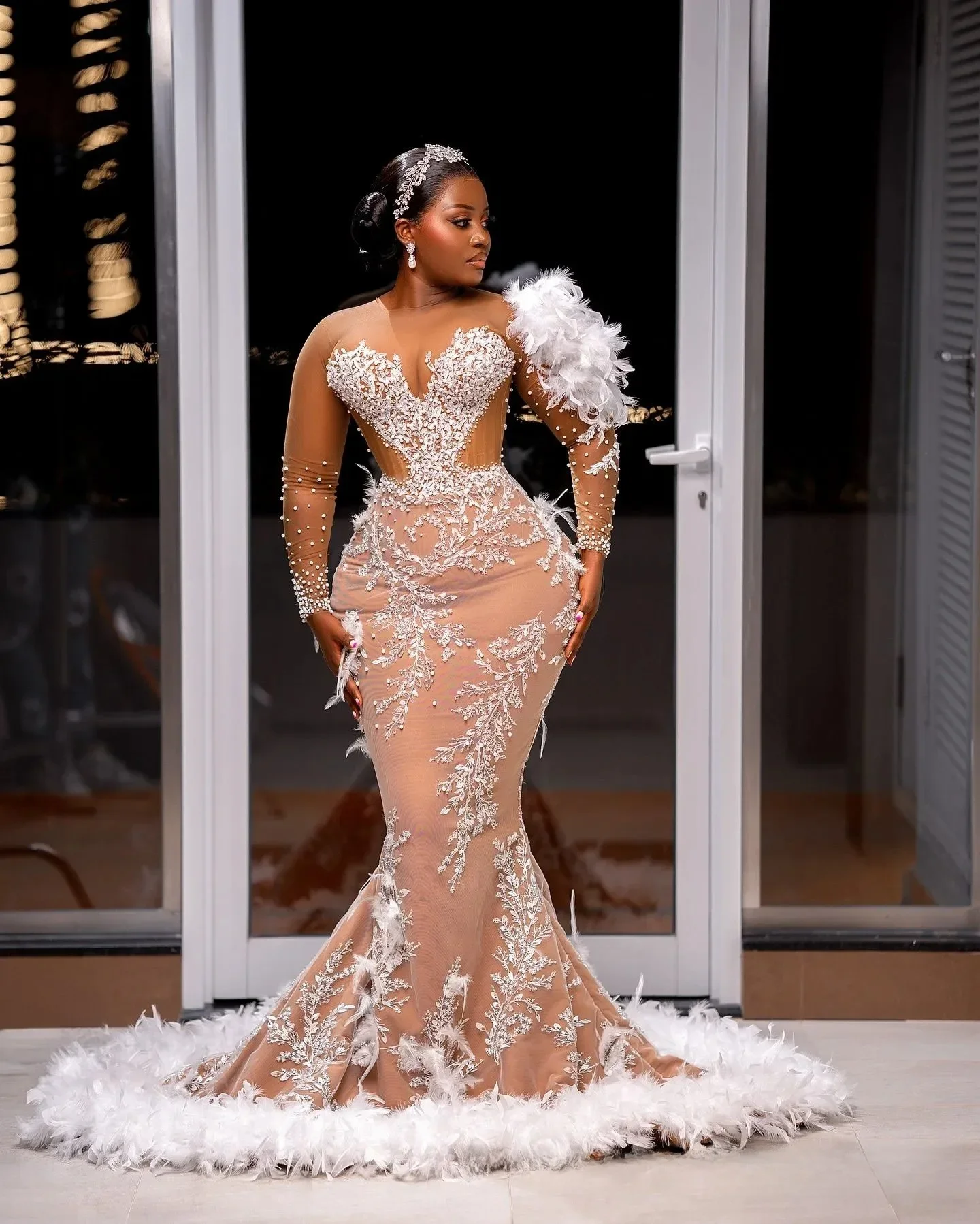 Suknie ślubne plus size na zamówienie, białe, z odpinanym trenem, wysokim dekoltem, długimi rękawami, zdobione koronką i koralikami.