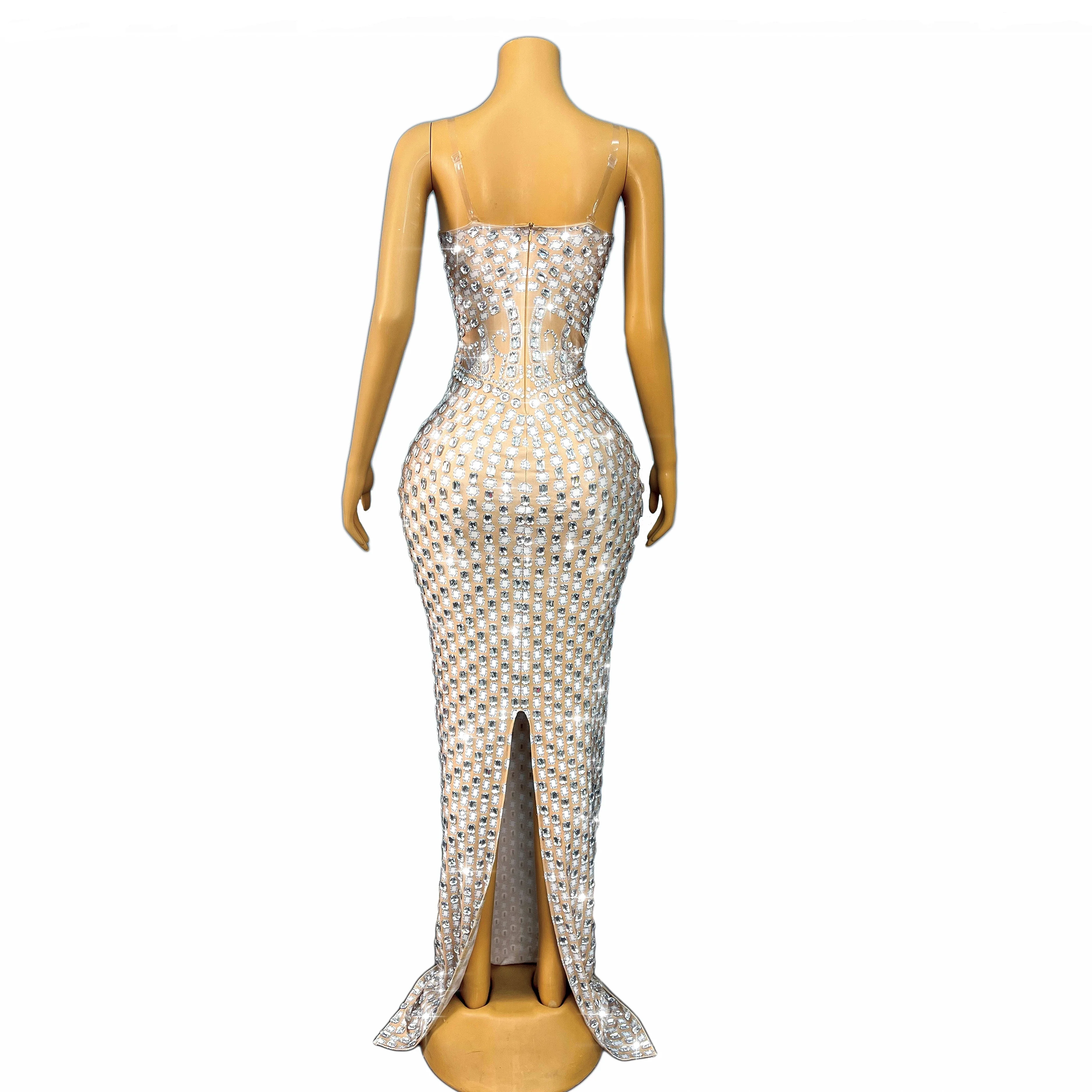 ชุดราตรีงานแต่งงานพรมแดง ประดับคริสตัลสีเงินระยิบระยับ ดีไซน์หรูหรา คอวีเซ็กซี่ สายเดี่ยว