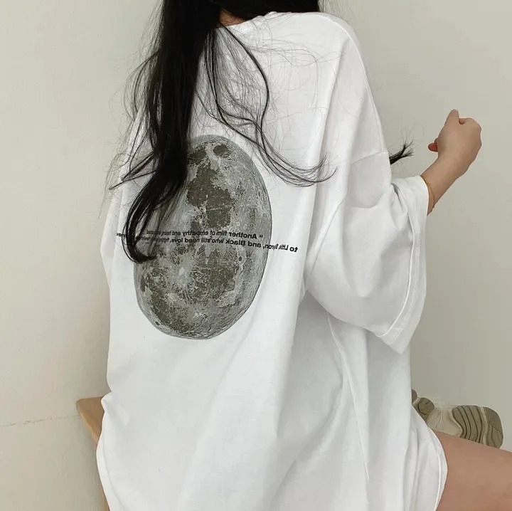 女性のヴィンテージプリントのフード付きスウェットシャツ,特大のTシャツ,女性の原宿パンクTシャツ,ムーンプリントのトップス,ルーズでシックなカジュアルなトップス,夏