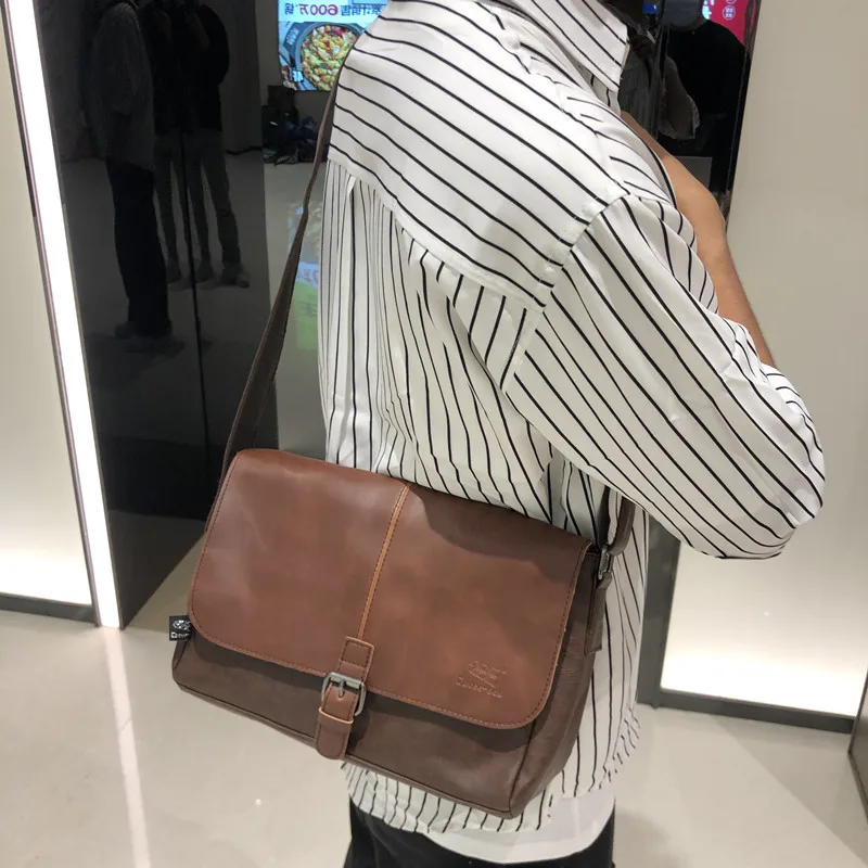 

Clamshell lock men shoulder bag retro large capacity flat body bag leisure student schoolbag messenger bag