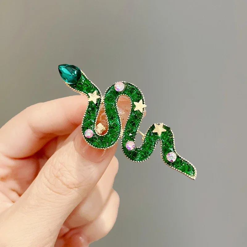 Зеленый-цвет-стразы-броши-в-виде-змеи-для-женщин-унисекс-звезды-хрустальные-булавки-с-животными-рождественские-украшения-аксессуары-подарки