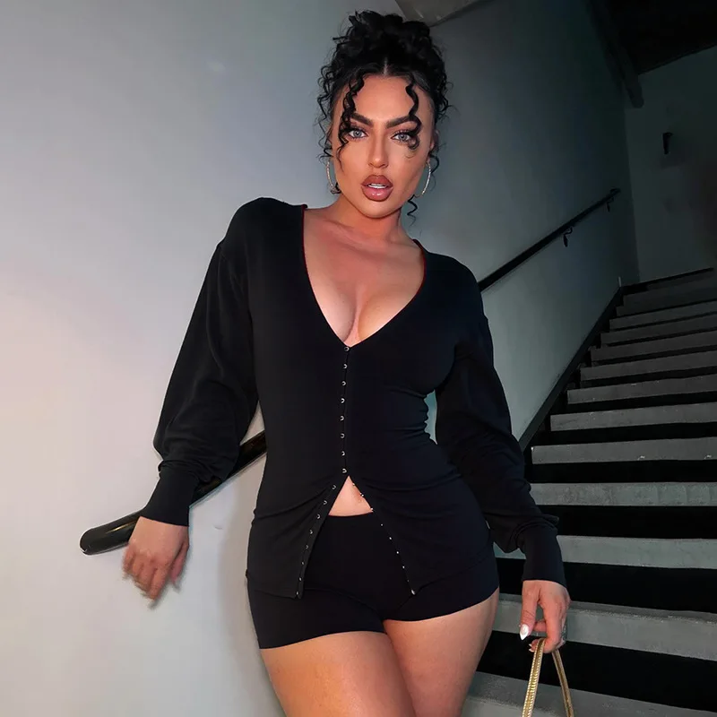 

Осень 2025 г., женский однотонный комплект из 2 предметов, сексуальный металлический однобортный кардиган с v-образным вырезом и длинными рукавами, топы + шорты, тонкие повседневные костюмы