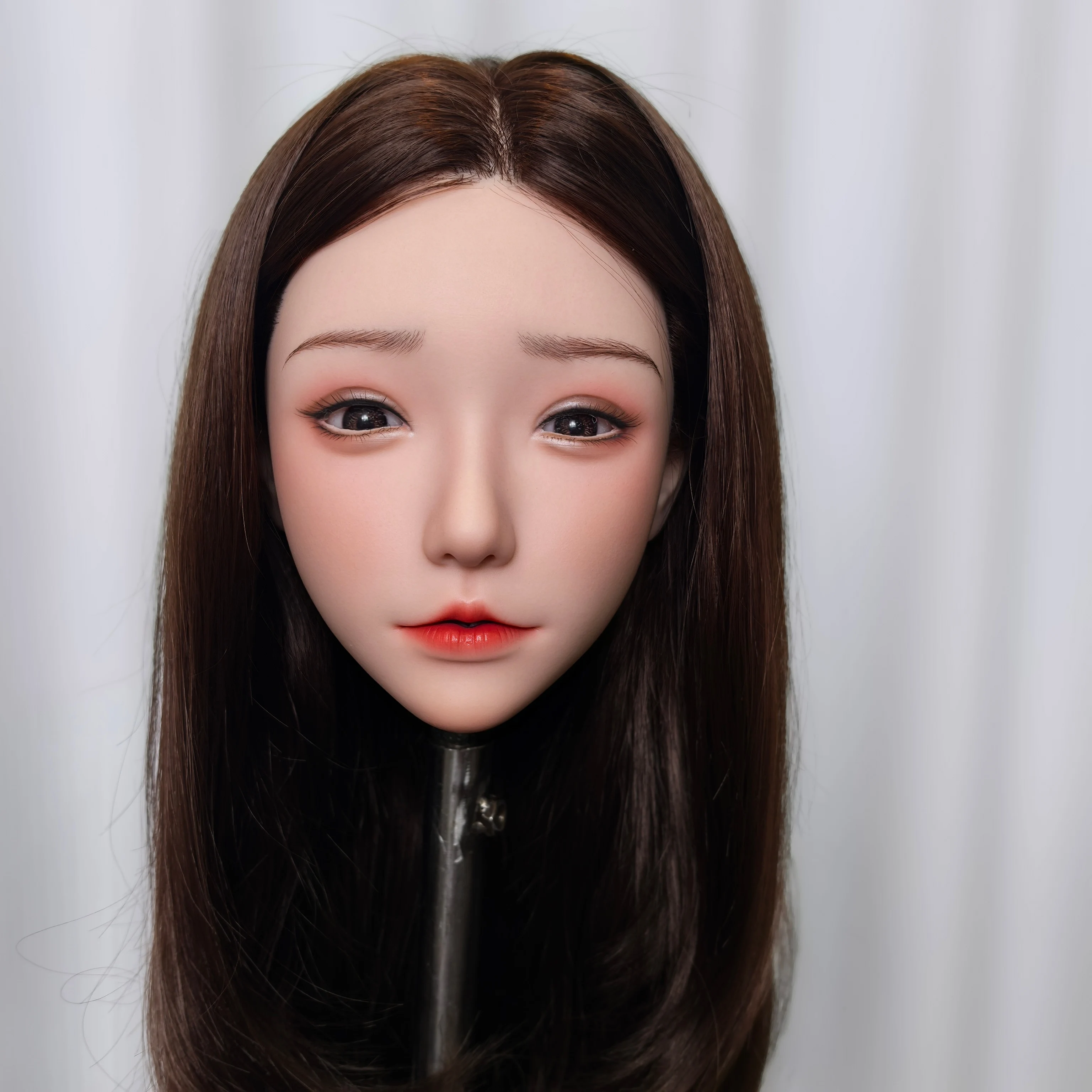 

Новая силиконовая модель головы, изысканный макияж, пересадка вручную волосы и брови, может открыть рот с зубцами и язычком. # Цвет: Открытый