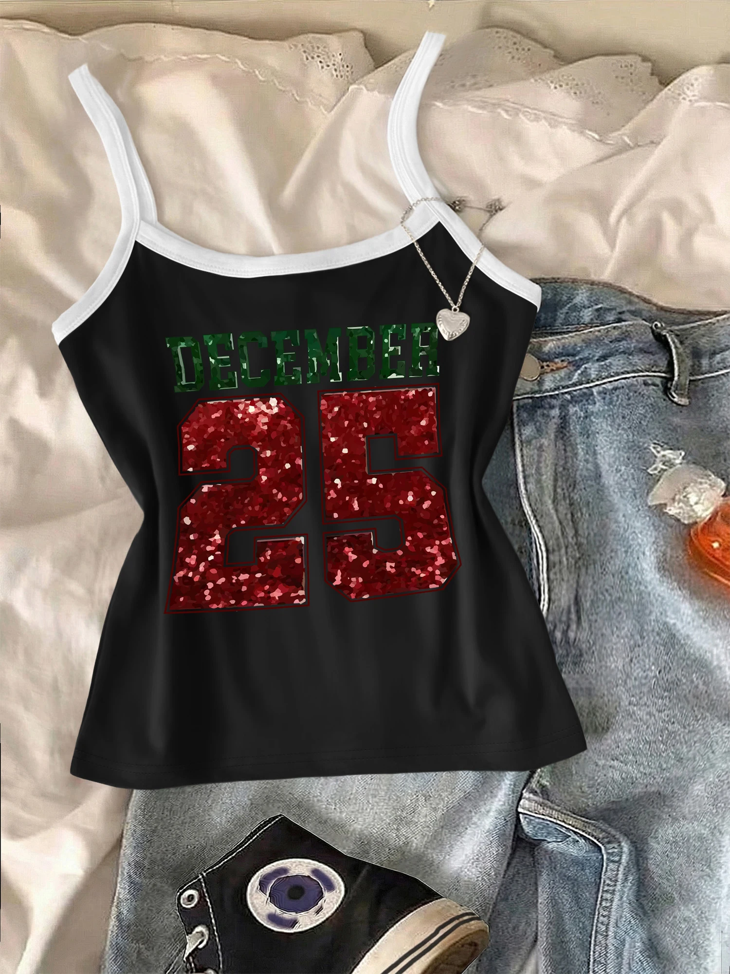 Top corto ajustado con ribete en contraste blanco para mujer, camiseta sin mangas informal con estampado de letras navideñas de 25 de diciembre con brillo para uso diario