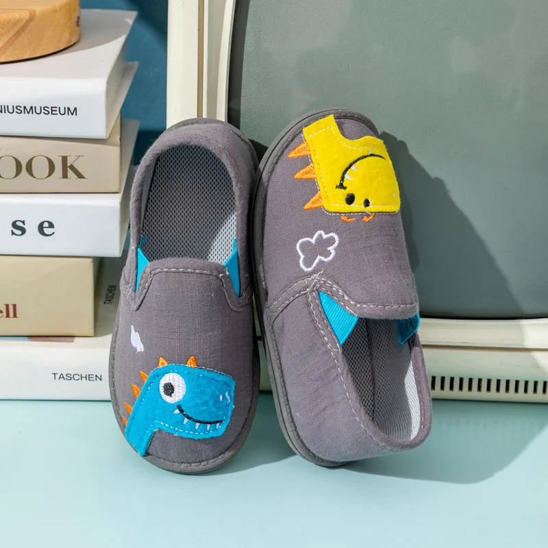 Sandal lantai dinosaurus anak laki-laki, Kasut hangat dalam ruangan kain katun Anti slip musim gugur musim dingin untuk anak laki-laki