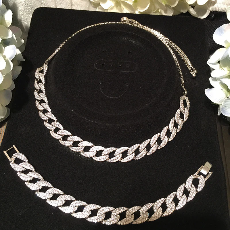 

Шикарный комплект украшений Cuban Link с кристаллами CZ: колье и браслет для свадебных платьев, уличной моды и неподвластной времени элегантности.