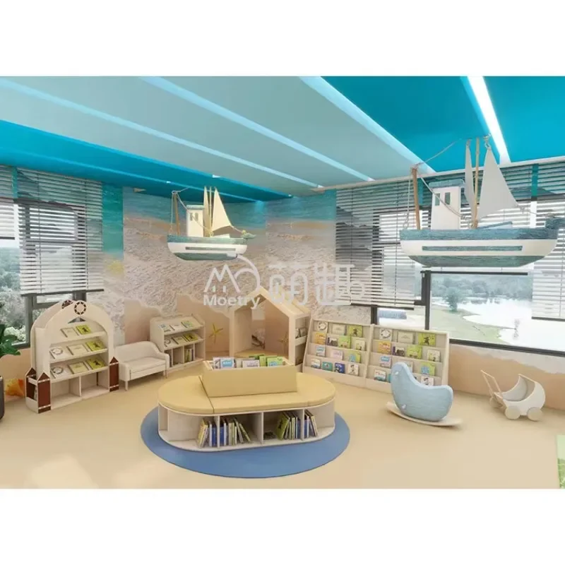 رف كتب على شكل شجرة بتصميم خالٍ من الحركة لمكتبة الرعاية النهارية للأطفال، تصميم غرفة القراءة، موضوع شاطئ الغابة