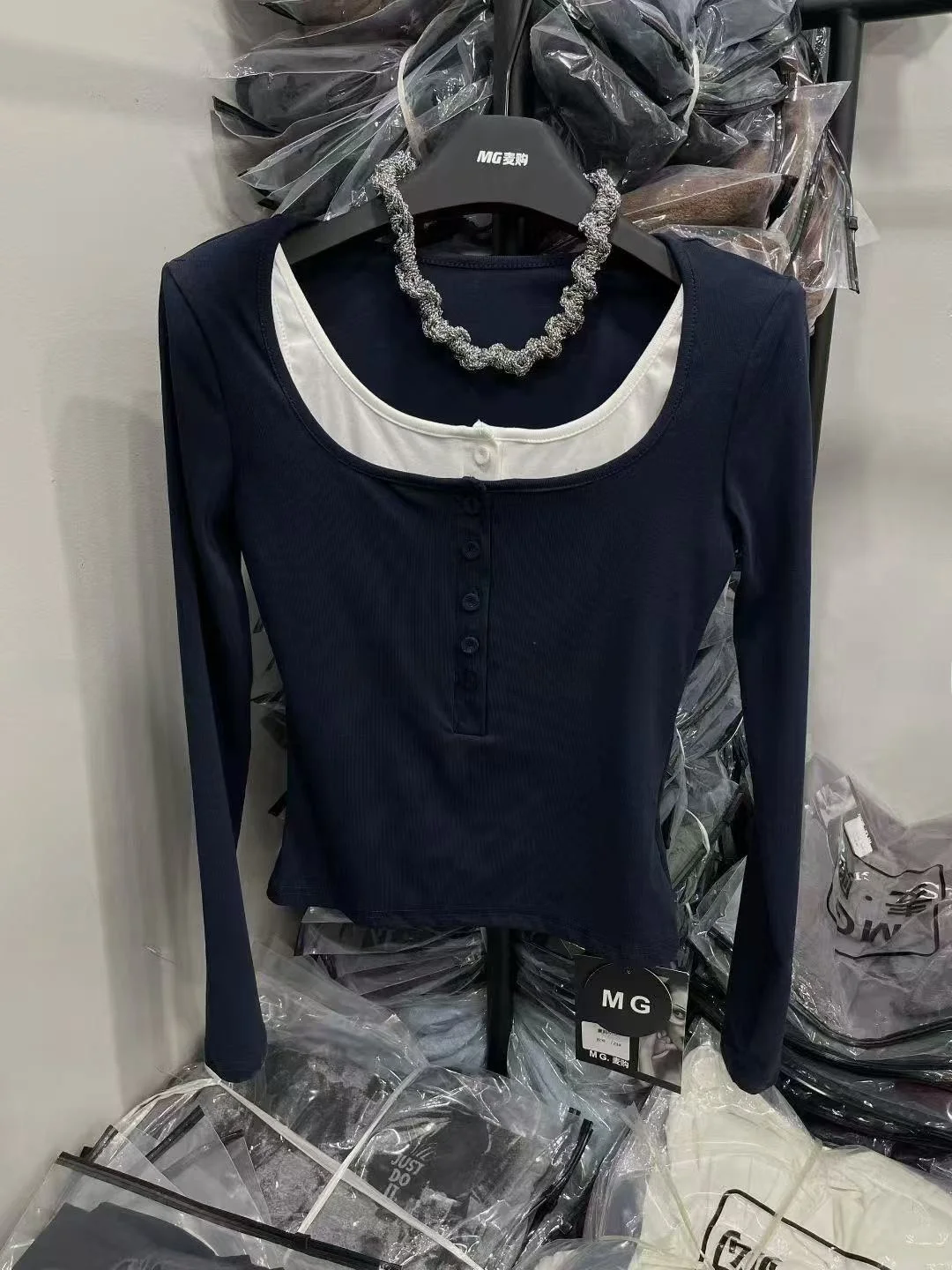 

Slim Fit round Ne Long Sve T-irt Women's Design Sense Splice Padded Base Top Women's Cotton Breathable Comfortable