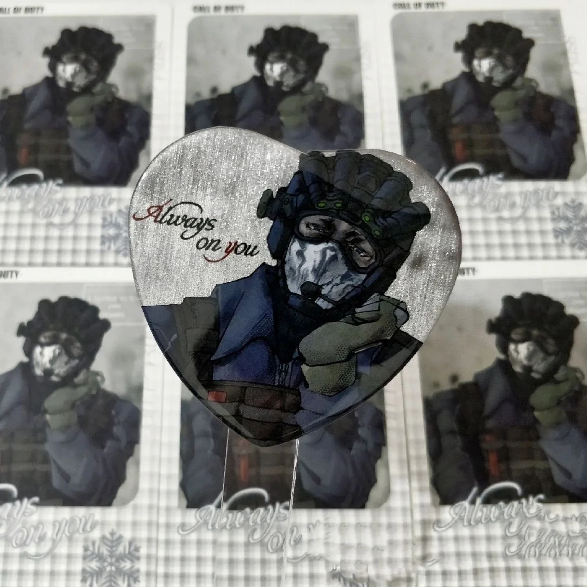 コール・オブ・デューティのキーガンがコスプレ用のハート型バーバッジ、ブリキ製バックパック、アニメ風吊り下げ飾りを作った