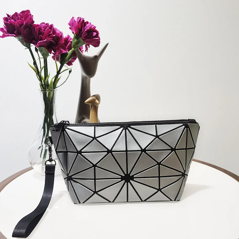 High-end matte diamond-patterned cosmetic bag, a portable and spacious storage bag for women