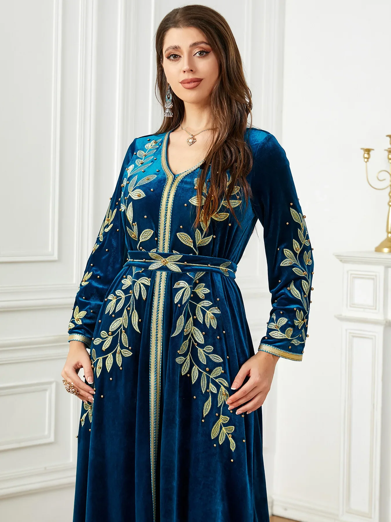 Winter Embroidery Muslim Dress Abaya for Women Velvet Abayas Beading Lace-up Morocco Party Dress Kaftan Arabic Long Robe Autumn