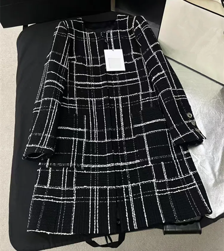 

Customized European and American women's clothing 2025 winter new Long sleeve crew neck striped fashion Tweed cardigan coat