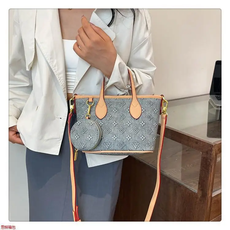 حقيبة يد نسائية جديدة بطباعة ريترو لعام 2025 - محفظة كروس أنيقة مع حزام كتف، حقيبة يد متعددة الاستخدامات للاستخدام اليومي