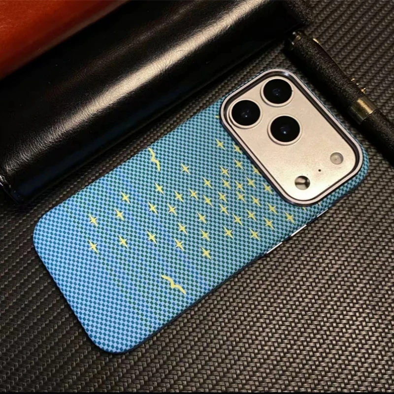 حافظة لهاتف MagSafe فاخرة من ألياف الكربون لهاتف آيفون 17 16 15 برو ماكس عدسة سبيكة مغناطيسية شحن لاسلكي غطاء مقاوم للصدمات