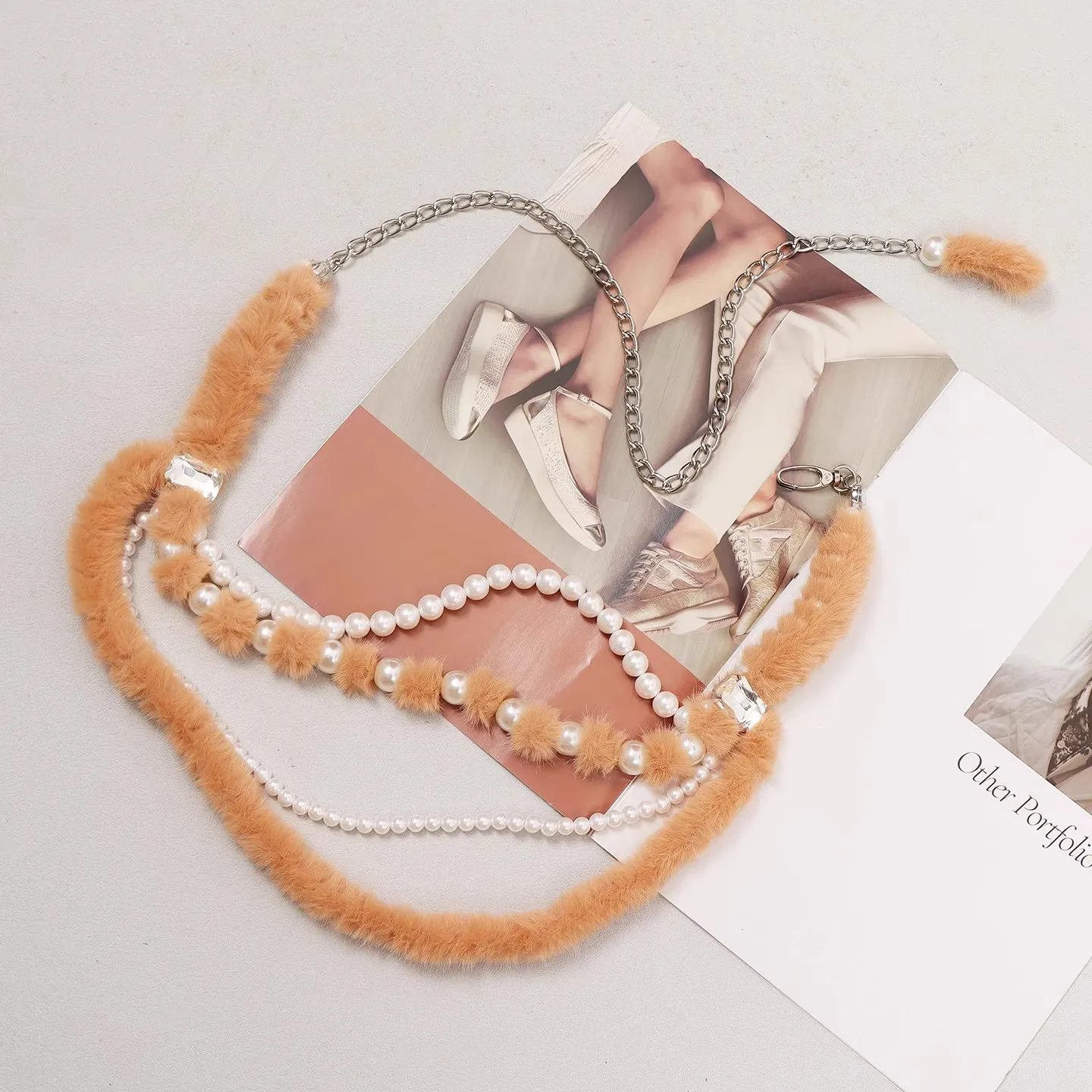 เข็มขัดแฟชั่นผู้หญิง ขนเฟอร์เทียม ประดับมุก สายโซ่ คาดเอว สำหรับชุดเดรส รุ่น R3284