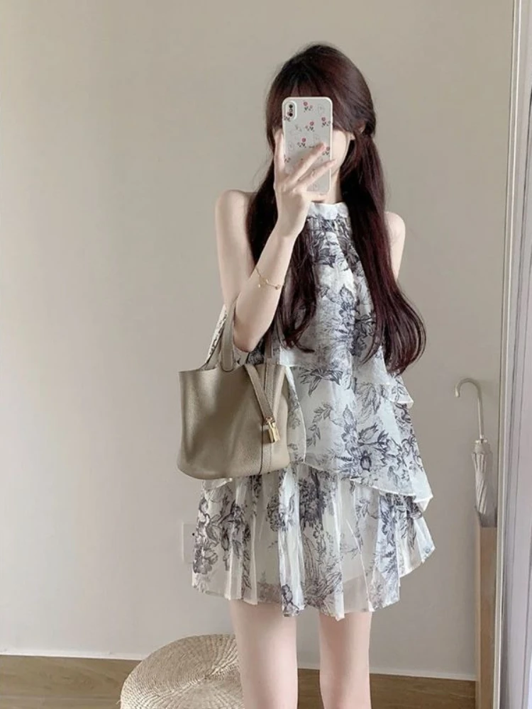 

Летний женский комплект 2026: топ без рукавов с принтом в стиле каллиграфии и юбка миди — элегантный и шикарный наряд для пляжных вечеринок