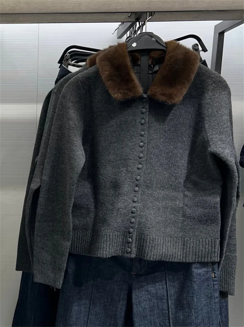 معطف المرأة 2025 الخريف نمط جديد رمادي داكن كم طويل فو الفراء تأثير سترة مشغولة من الصوف معطف موضة عادية تنوعا
