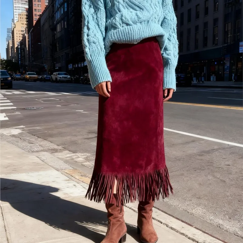 تنورة نسائية أنيقة لخريف وشتاء 2025 تناسب الجميع من جلد الغزال بتصميم عتيق عصري بلون واحد تنورة مزينة بشراشيب على شكل حرف H