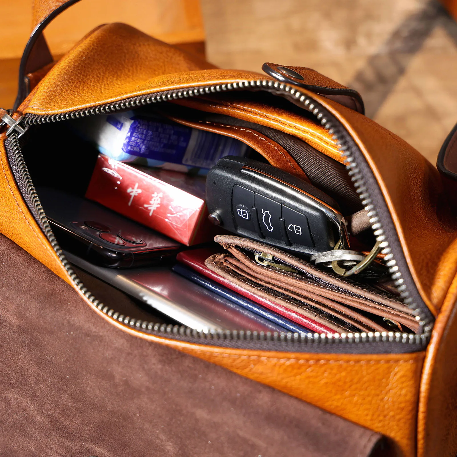 S.worker Echtleder Herren Mode-Umhängetasche aus hochwertigem Rindsleder, Unisex Handgefertigte Casual Zylindertasche – Detail 23