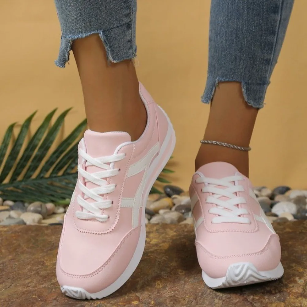 أحذية رياضية نسائية جديدة صغيرة بيضاء عصرية بمقدمة مستديرة ورباط علوي، أحذية جري مريحة وخفيفة الوزن