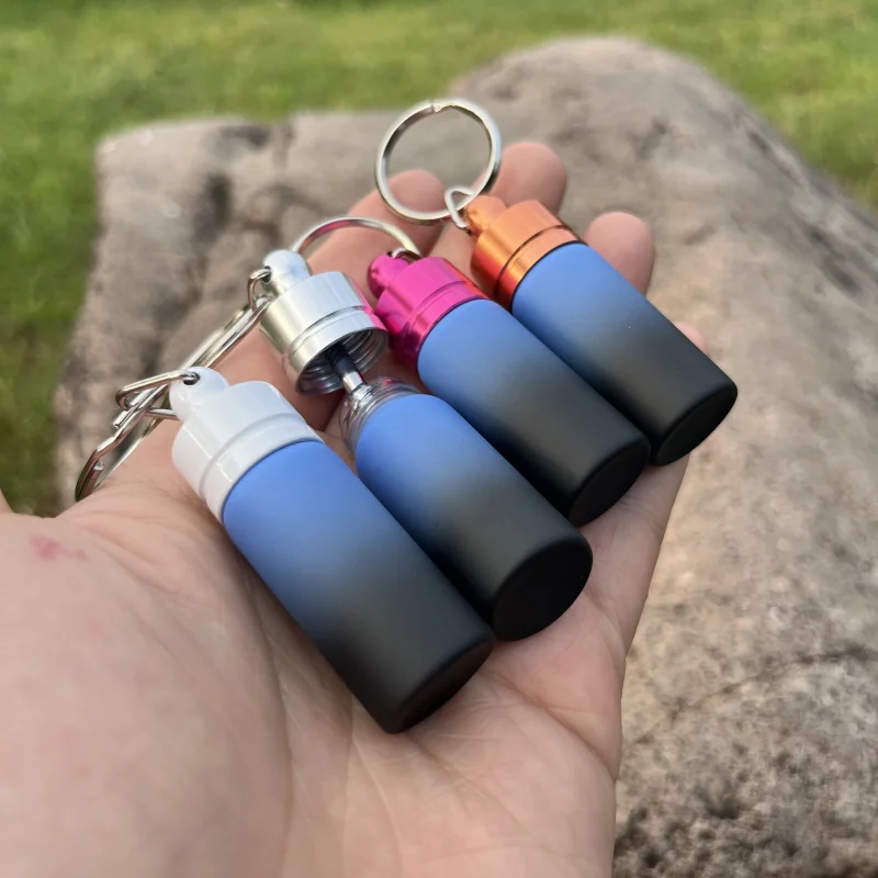 2 unids/lote viales de vidrio con cucharas caja de condimentos portátil de bolsillo pequeño botella dispensadora de especias botellas a prueba de fugas Stash con llavero