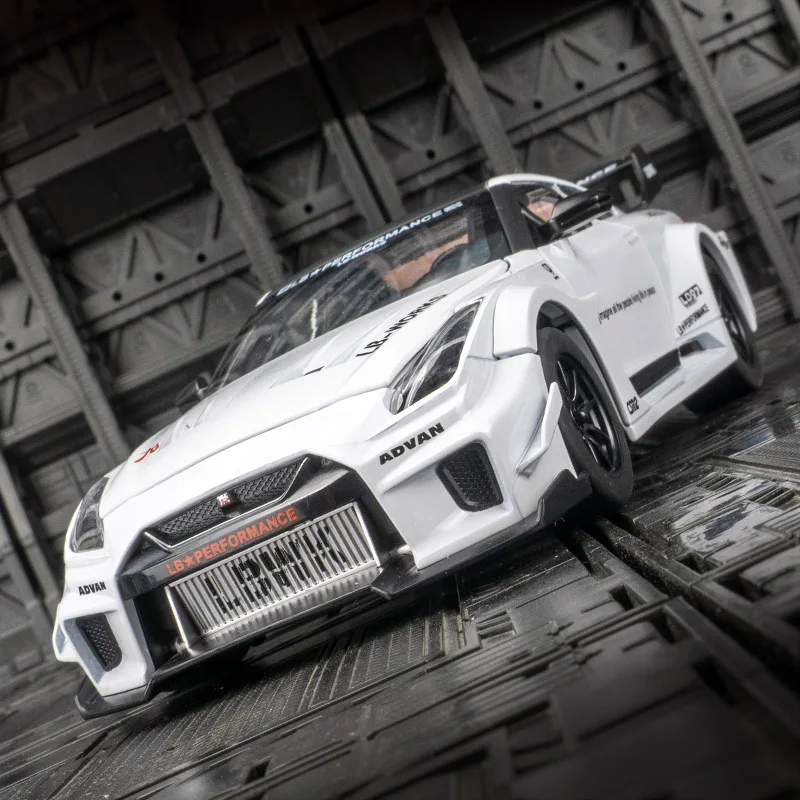 Adorno de modelo de coche deportivo de aleación Nissan GTR 1:24 para niños, juguetes con sonido y luz, puertas y capó del motor, el maletero se puede abrir