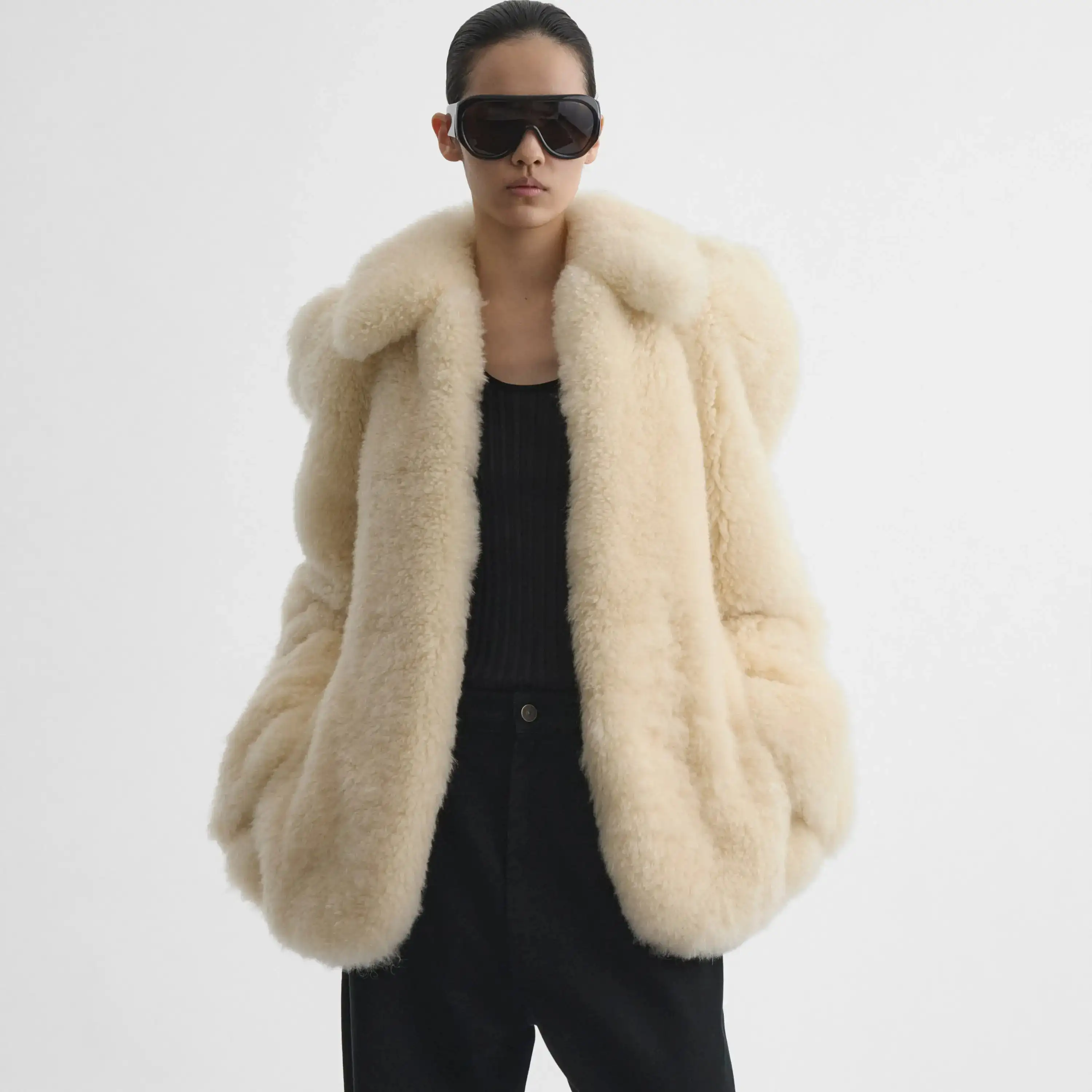 يتم إصدار النمط الجديد من معطف الفرو غير الرسمي والعصري لملابس النساء في المقدمة. معطف فيبي فيلو عالي الجودة