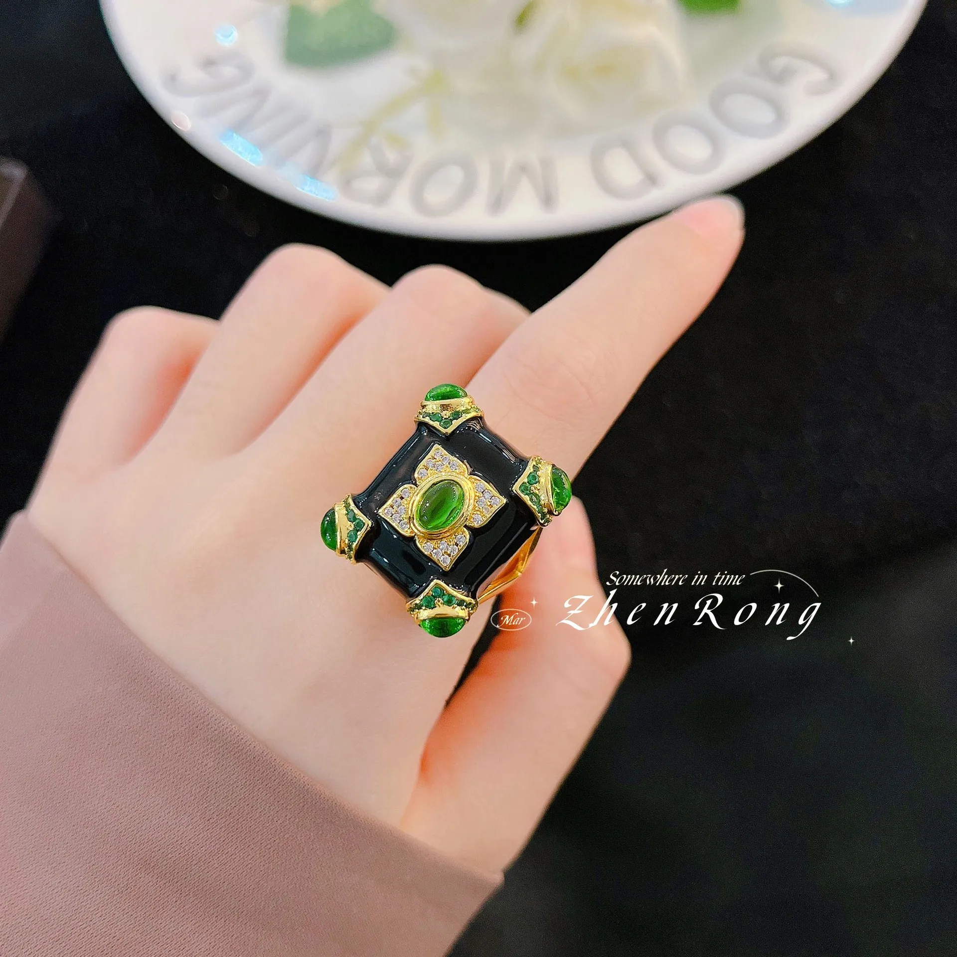 Foydjew European American Retro Emerald Green Gem Rings Art Deco Style Plated 18K Gold Enamel Glaze Black Onyx Ring For Women