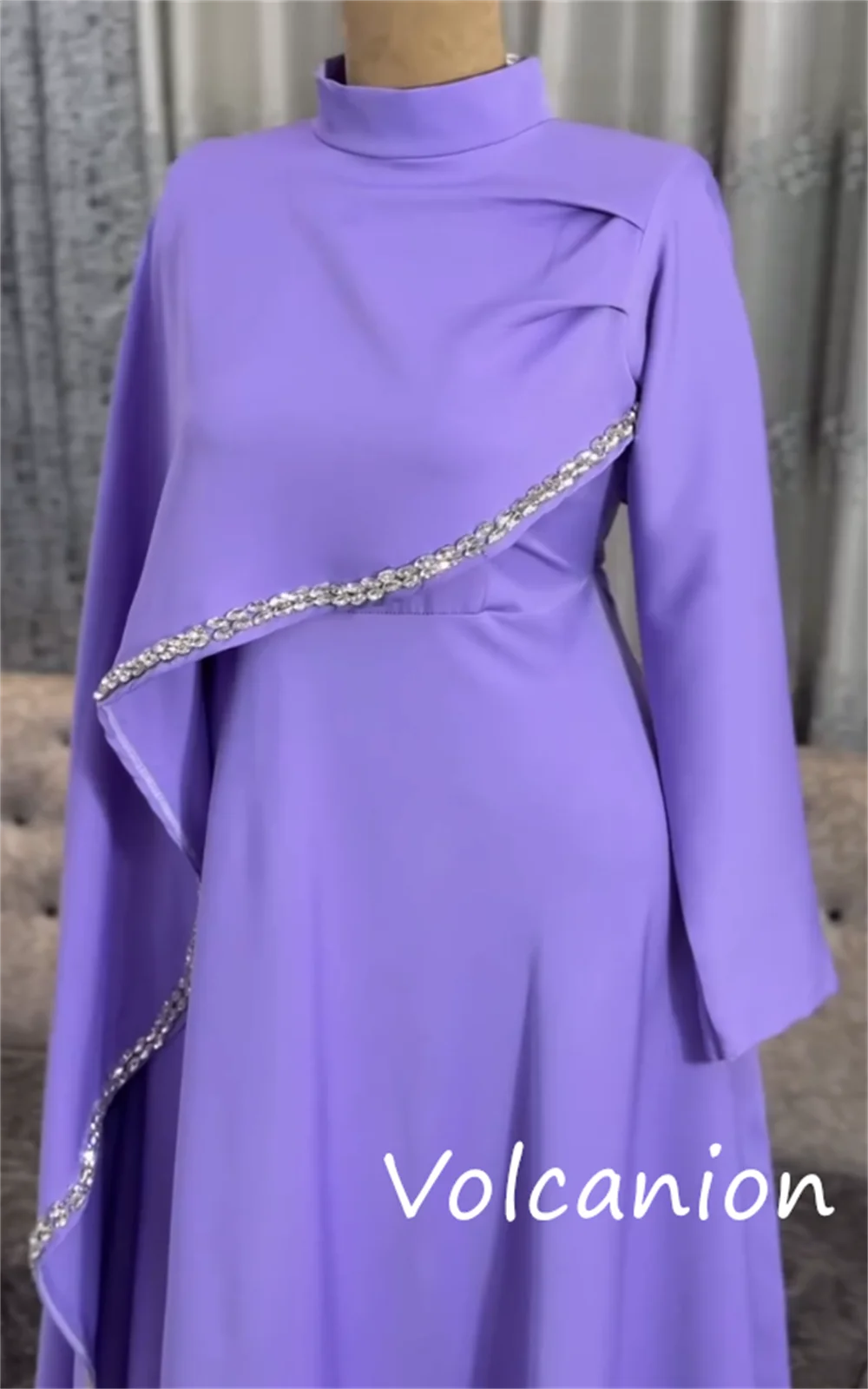 Personalizado clássico intrincado jérsei lantejoulas plissado a linha gola alta vestidos longos sob medida ocasião sexy