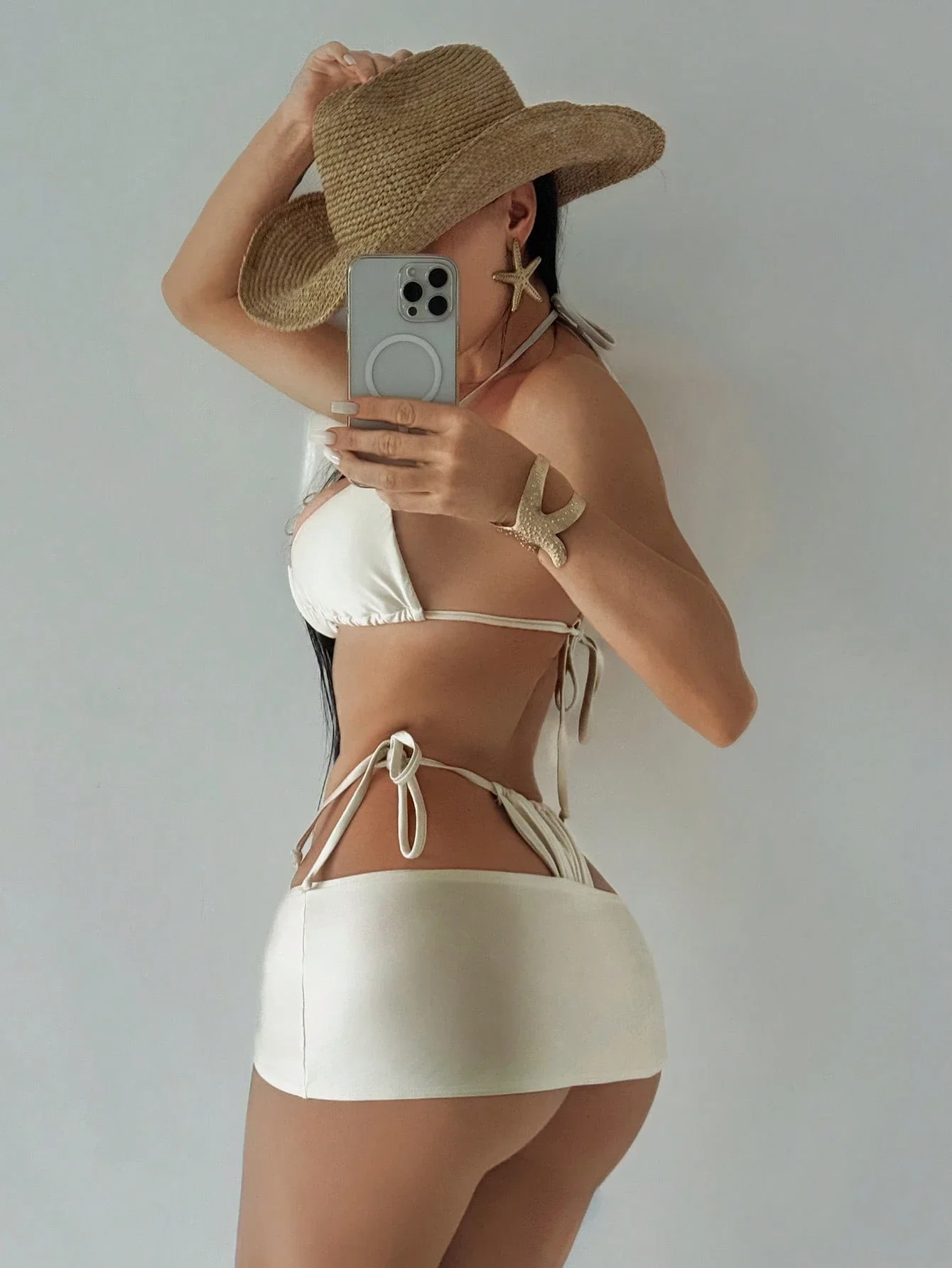 

Комплект из 3 предметов: белый бикини с лямками через шею и мини-юбкой для пляжа и лета