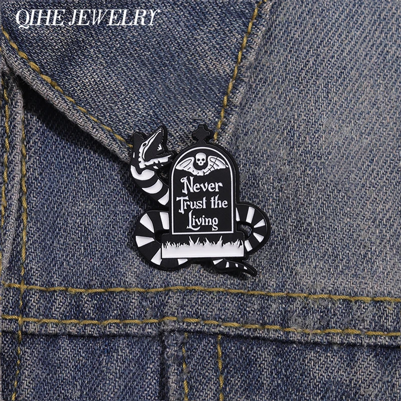 Vertrauen Sie niemals den lebenden Broschen Emaille Pins Punk Gothic Grabstein Schlange Metall Brosche Tasche Revers Abzeichen Halloween Schmuck für Freunde