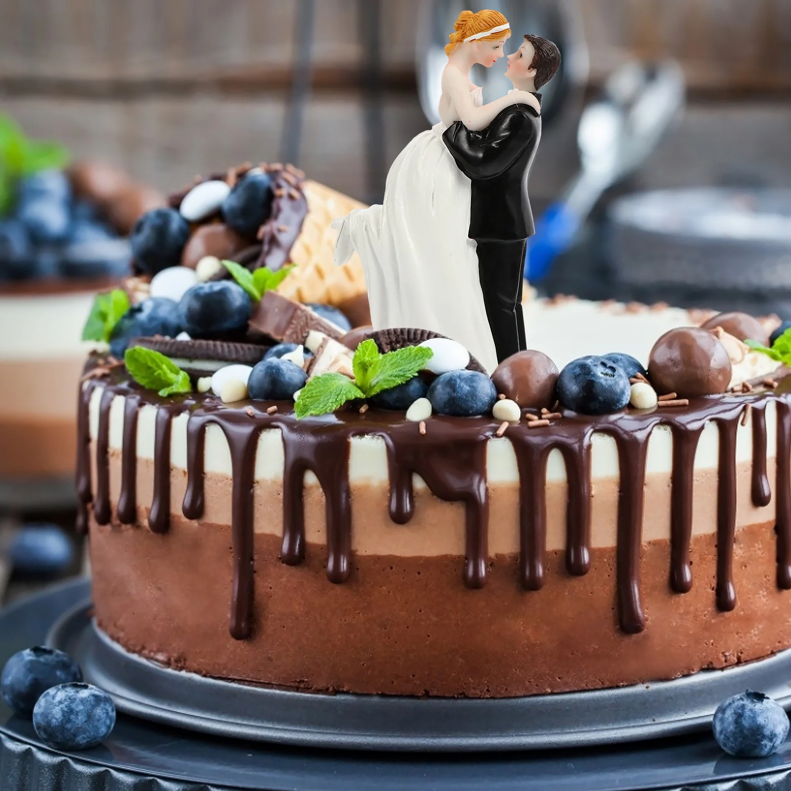 

1Pcs Wedding Resin Cake Topper Bride Groom Ornament Creative Wedding Party Decoration Exquisite Hand Painted Cake Topper