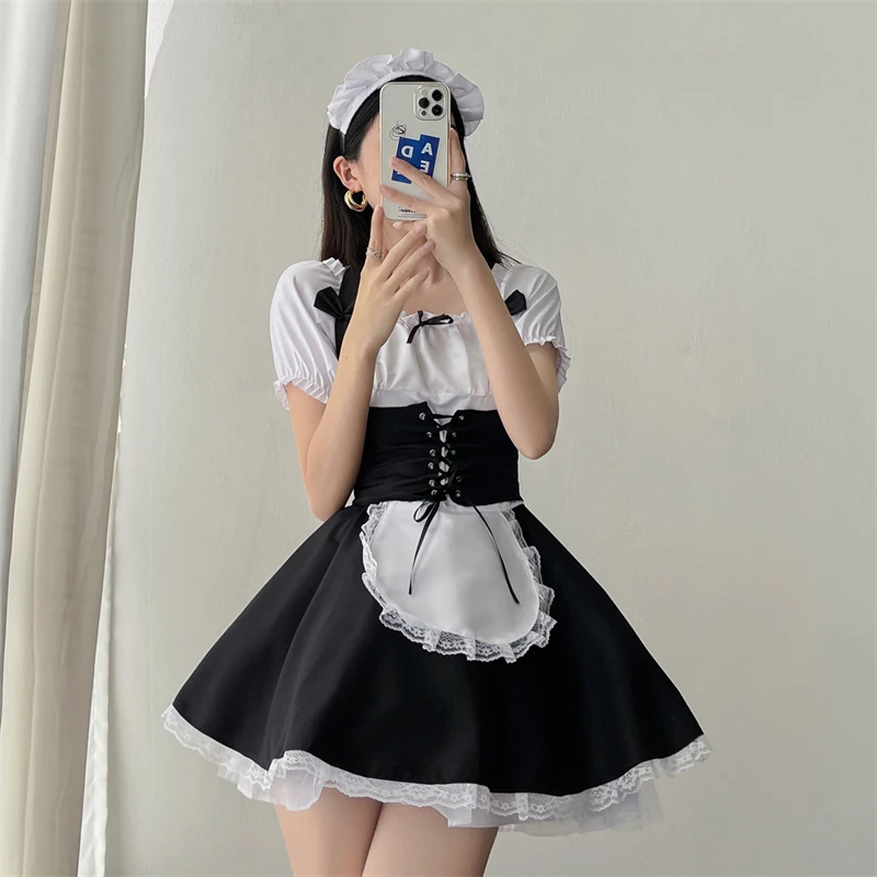 Anime Meid Cosplay Kostuum Zwart Wit Japanse Lolita Outfit Hangende Hals Vierkante Hals Bubble Mouw Taille Cinch Mini Jurk