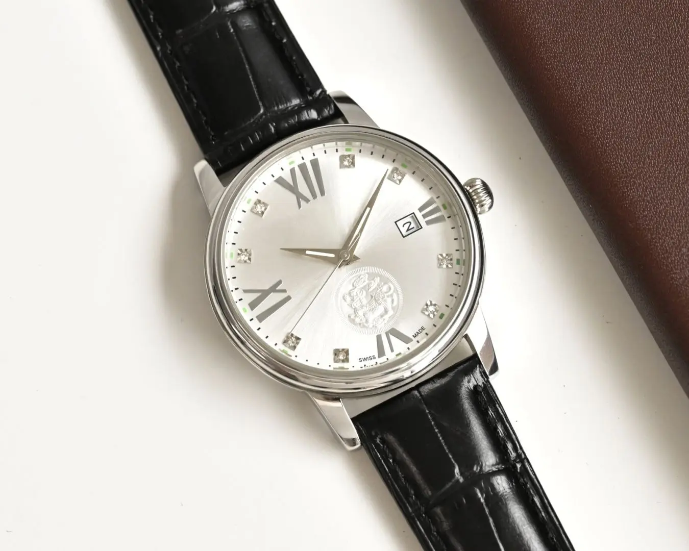 Pearl Inlaid Designer Style Women Watch Men Watch Pearl Set Dial Quartz Wrist Watch Leather Strap Waterproof Noble Banquet Couple Party Watch Gift Wedding Formal Occasion Accessory