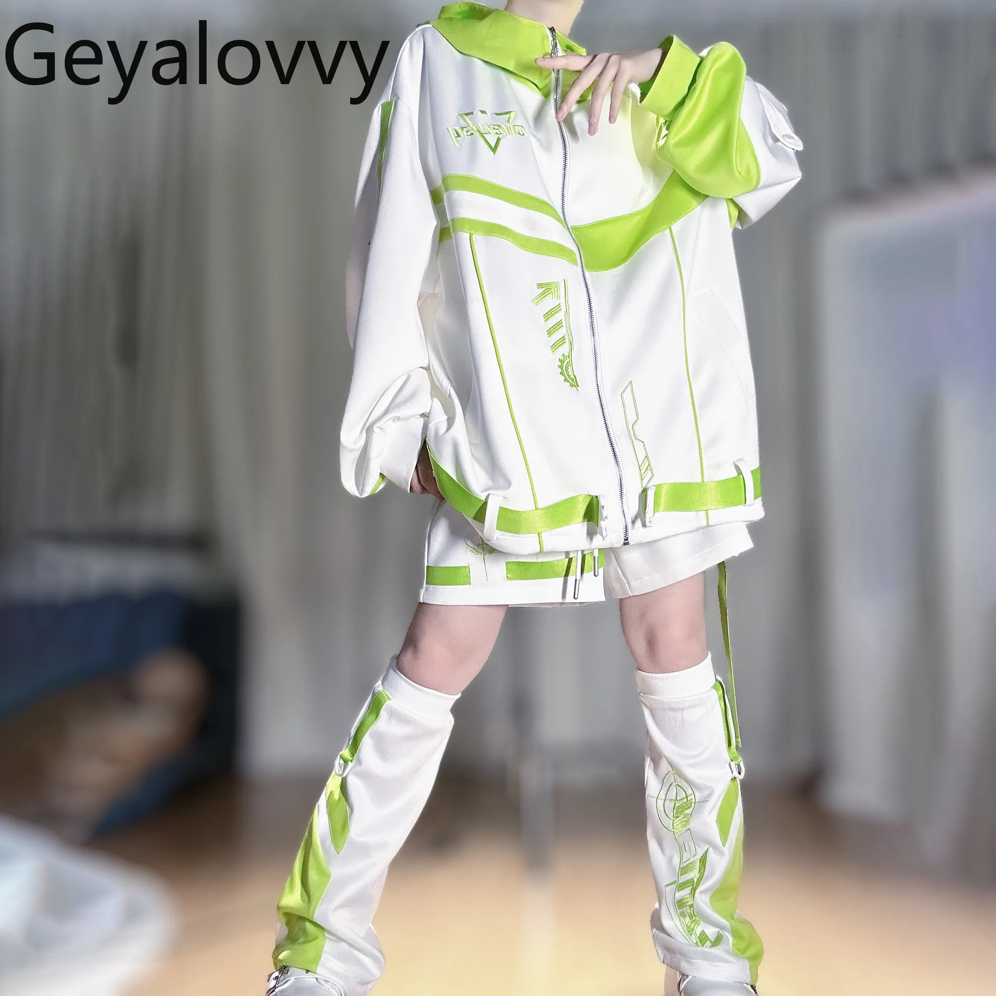 

Новый весенне-осенний комплект: свободная толстовка на молнии в стиле техно-одежды с зелеными цветовыми блоками и шорты-гетры