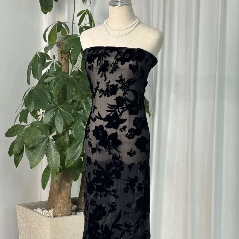 Abito da notte cheongsam in tessuto broccato di velluto intrecciato con motivo rosa velato e fantasia di fiamma